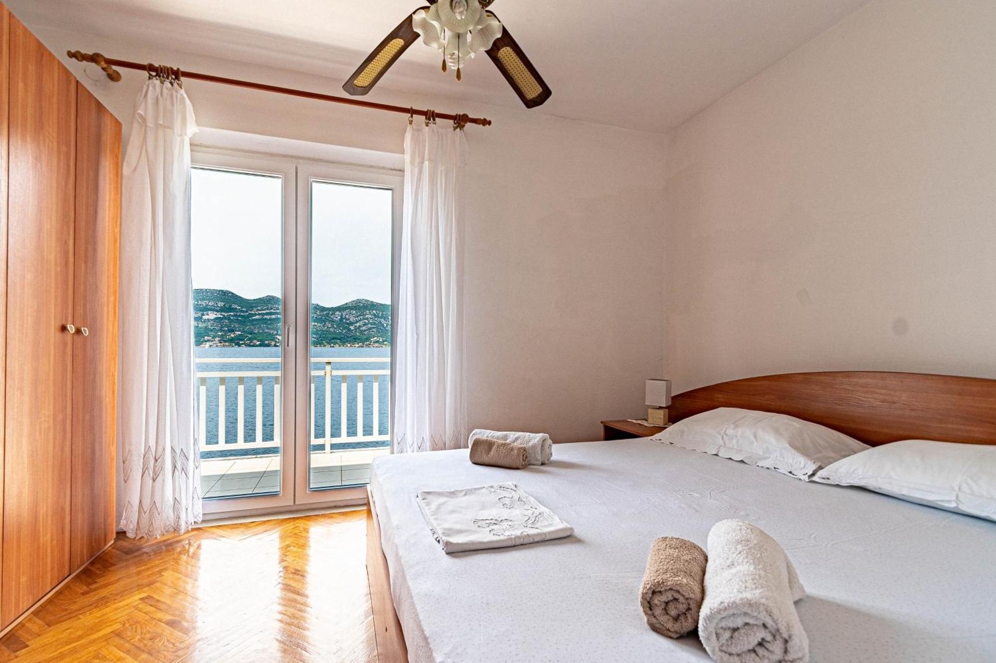 Apartments By The Sea Tri Zala, Korcula - 9237 Zrnovo Room photo